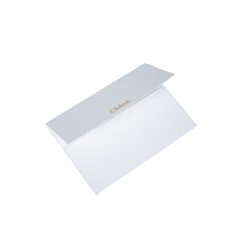 Kaksikerroksiset valkoiset ripustuslaput vaatteiden pakkaamiseen