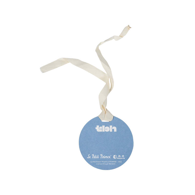 Kaksikerroksiset valkoiset ripustuslaput vaatteiden pakkaamiseen